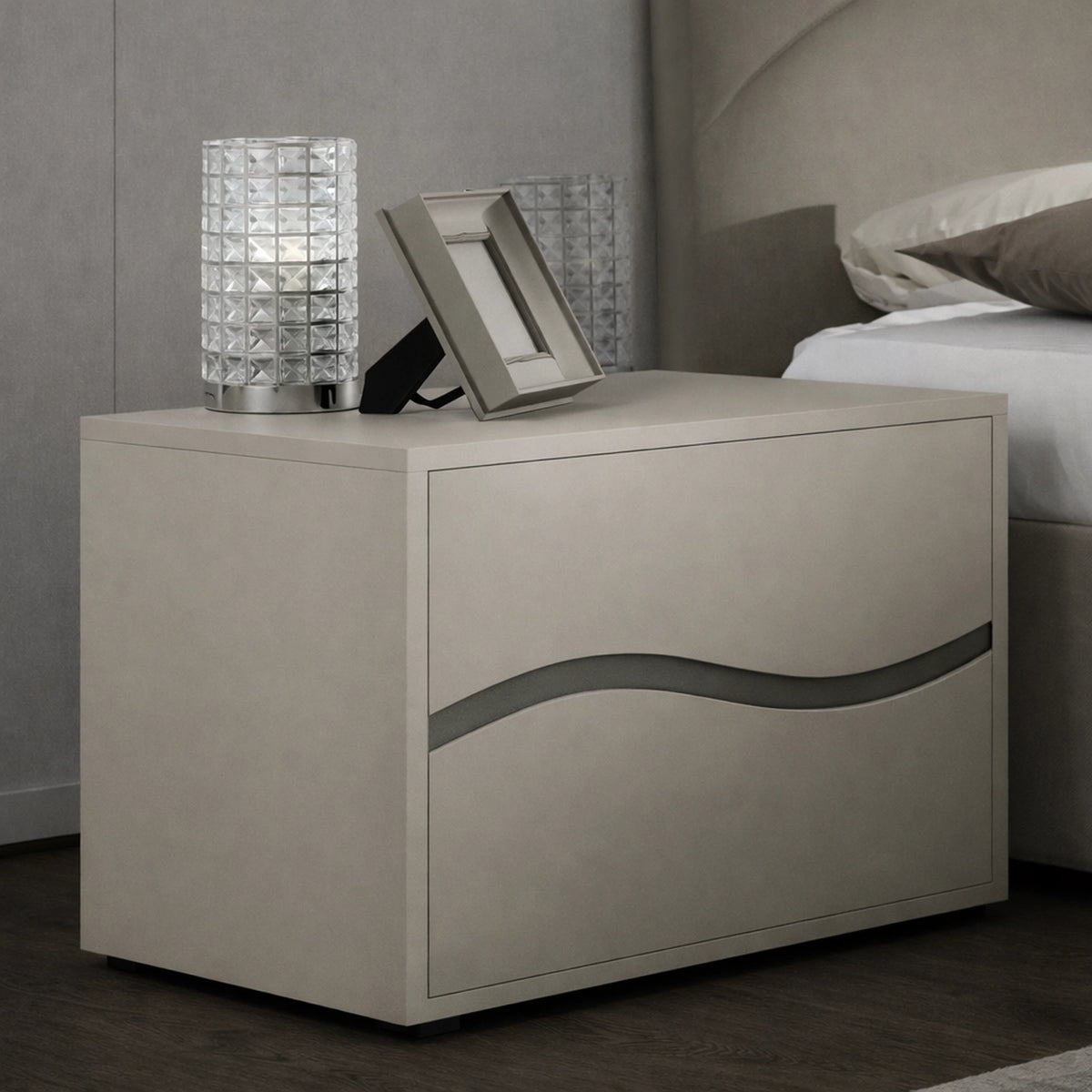 Camera da letto completa con armadio 2 ante scorrevoli, letto matrimoniale, comò, comodini e specchiera - Soave